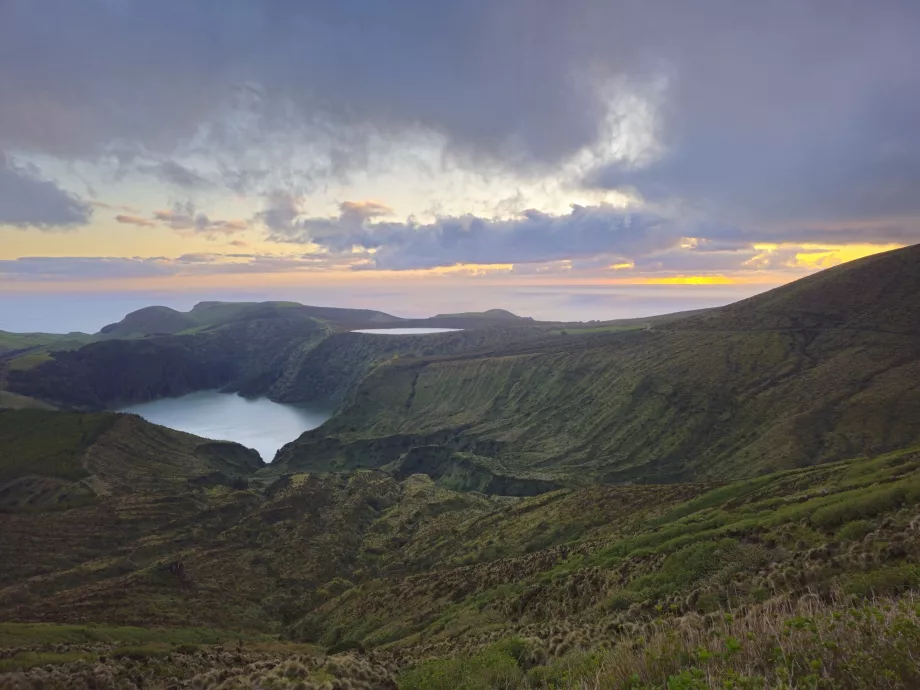 Miradouro Lagoas Funda e Rasa saulėlydžio metu