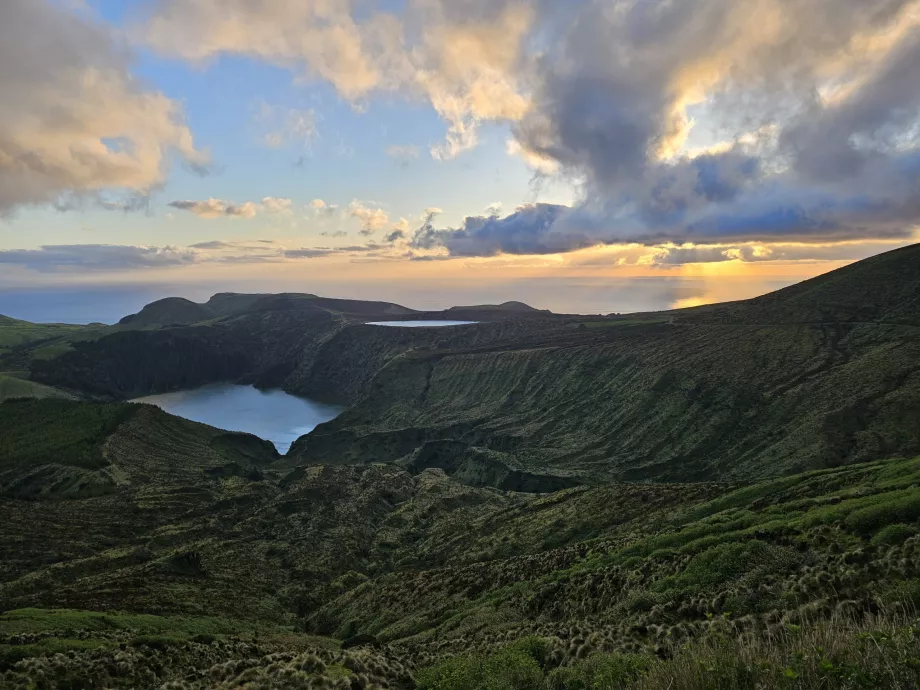 Miradouro Lagoas Funda e Rasa saulėlydžio metu