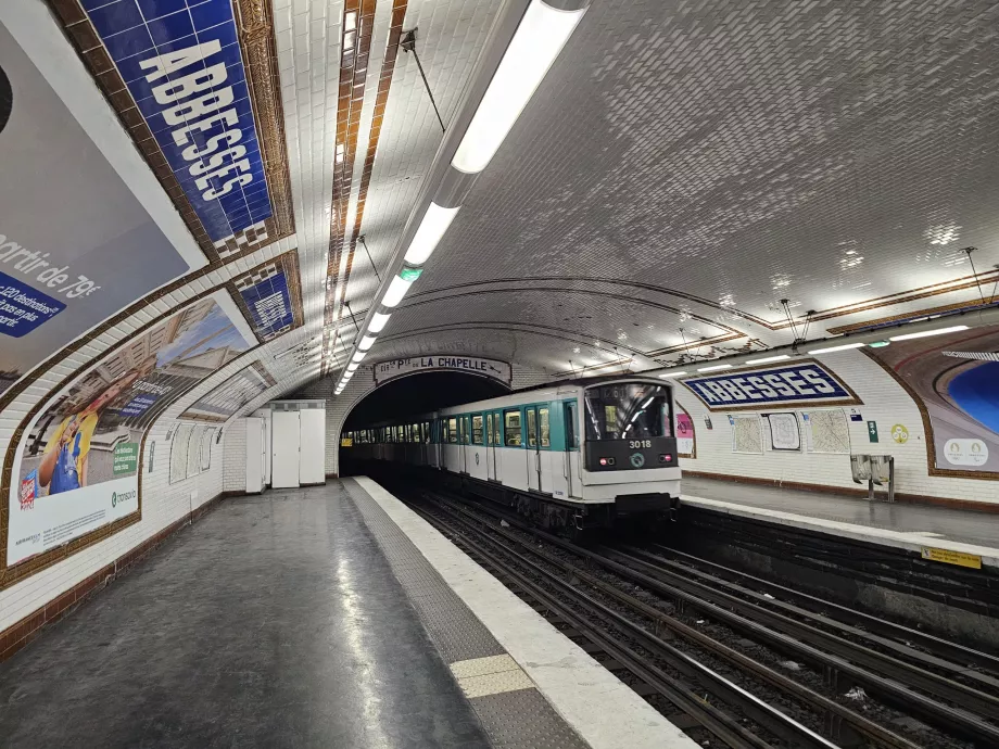 Metro traukinys Abbesses stotyje