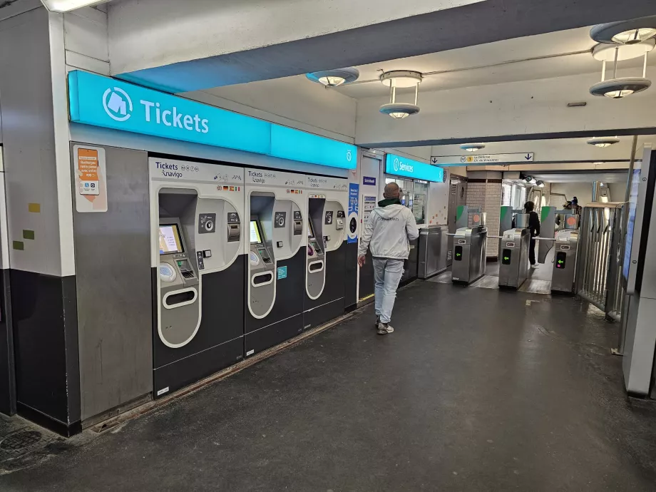 Kiekvienoje metro stotyje yra bilietų automatai