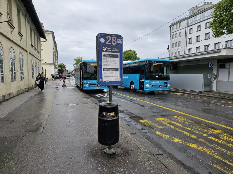 Autobusų stotelė oro uoste netoli pagrindinės geležinkelio stoties