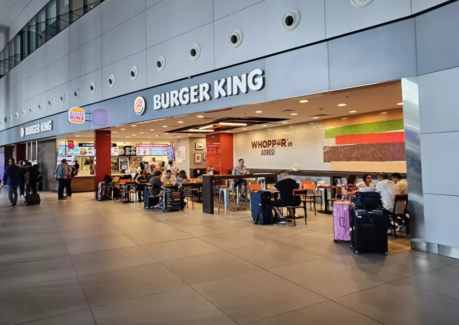 "Buger King" atvykimo salėje, viešojoje erdvėje