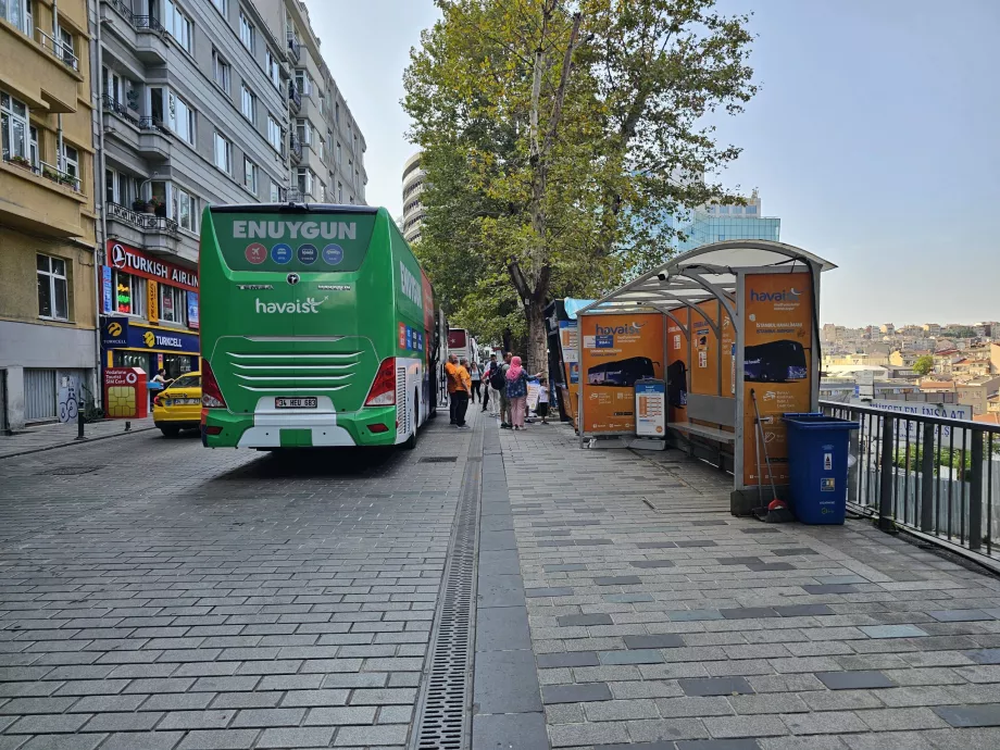 Autobusų stotelė prie Taksimo aikštės