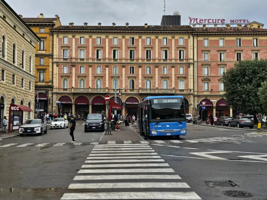 81, 91, 35 ir 39 autobusai stoja priešais "Bologna Centrale".