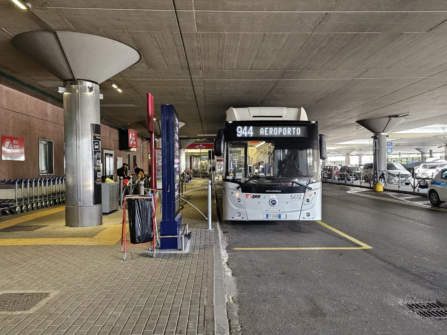 944 autobusų stotelė prie oro uosto