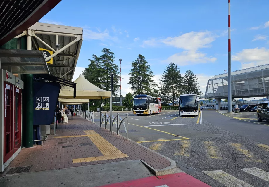 Tolimojo susisiekimo autobusų, naktinių autobusų ir 54 linijos stotelė