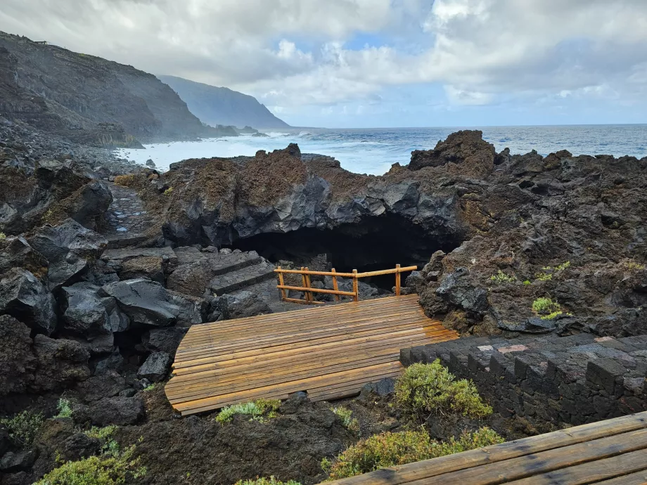 Azulinė kepuraitė (Charco Azul)