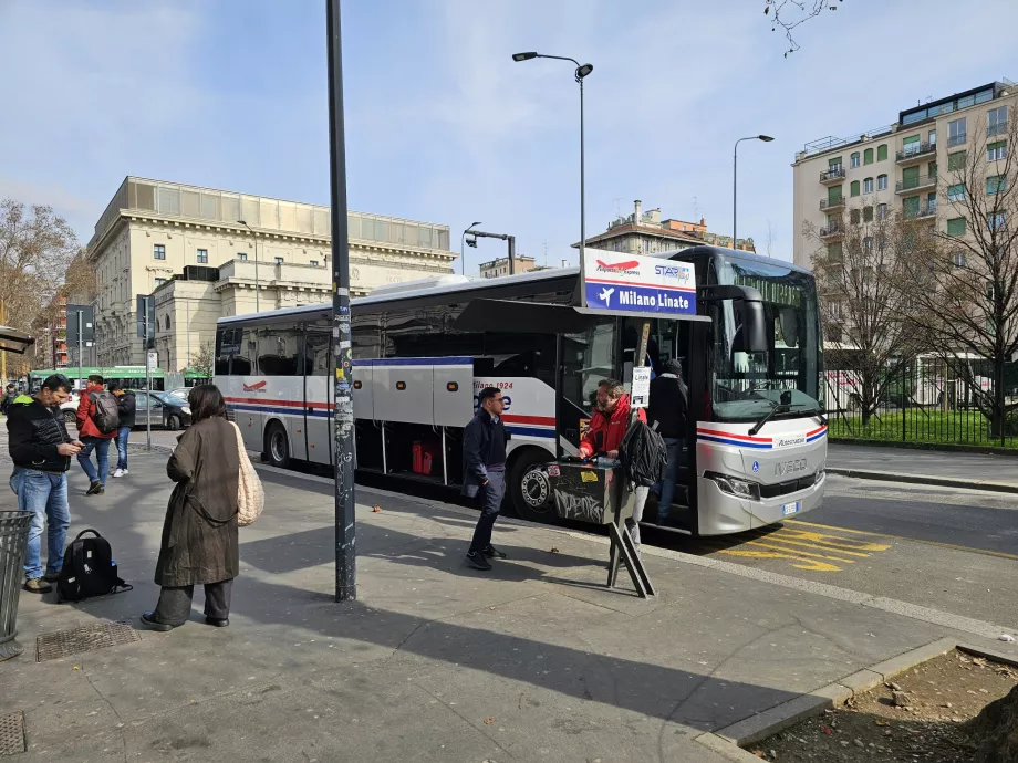 Autobusų stotelė priešais Centale stotį