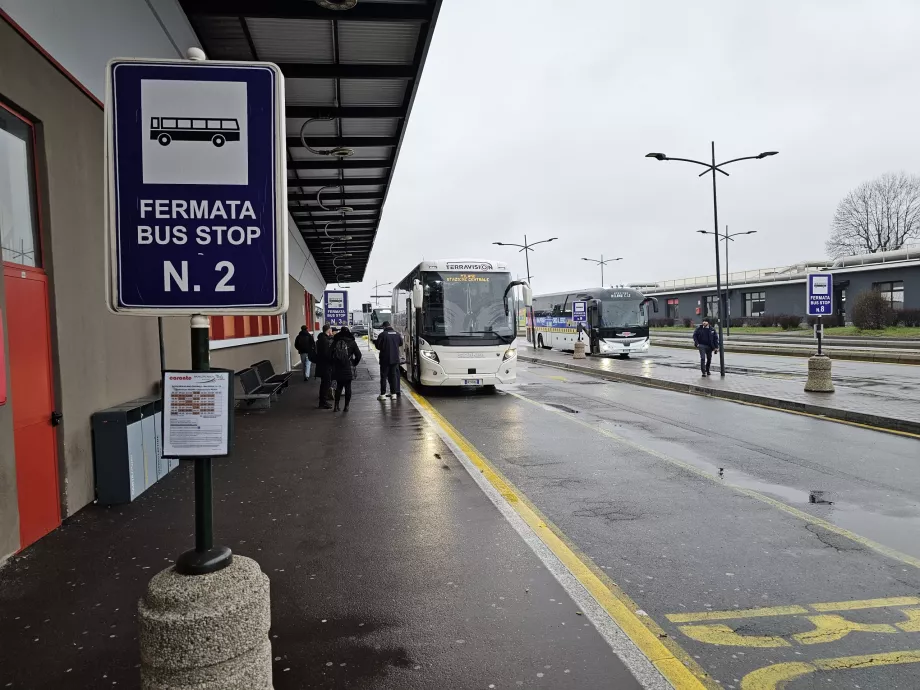 Autobusų stotelės į Milaną priešais 2 terminalą