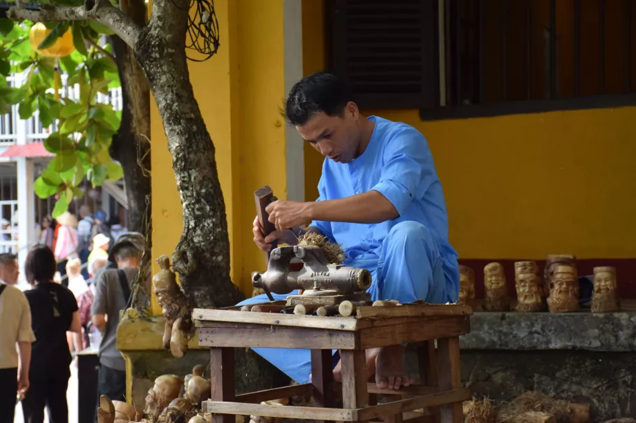 Rankdarbiai, Hoi Anas, Vietnamas